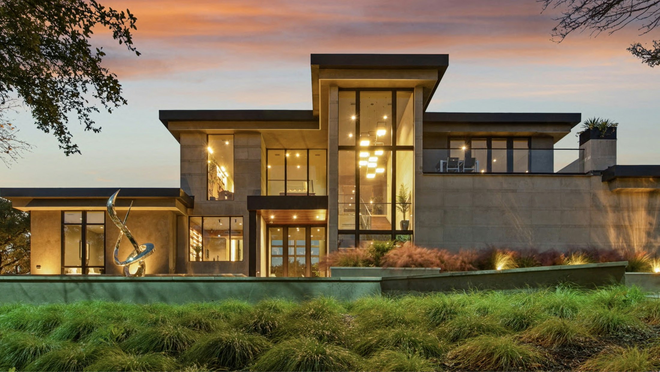 Fachada de mansion contemporanea al atardecer